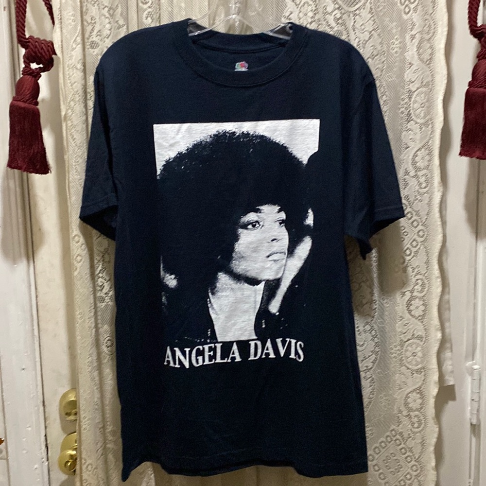 WOW! YES! THE ICONIC! ANGELA DAVIS! RARE! COLLECTIBLE! T-SHIRT